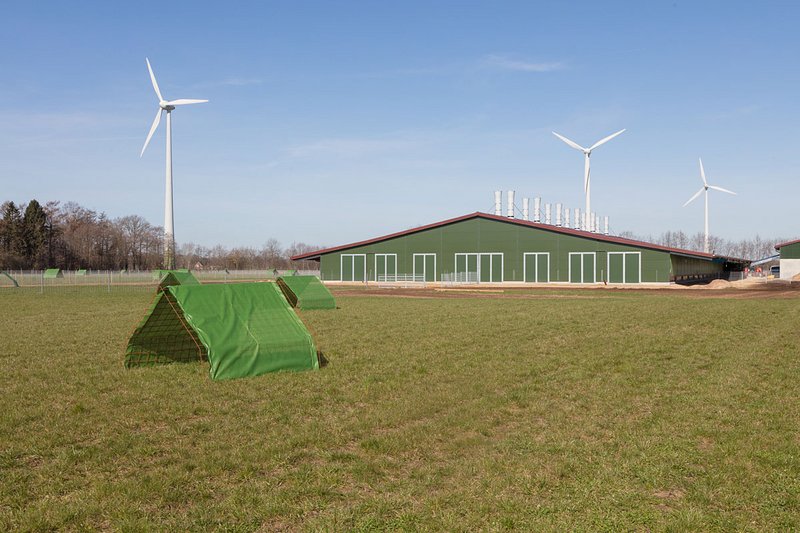 Buitenkant van de stal voor bio-leghennenhouderij