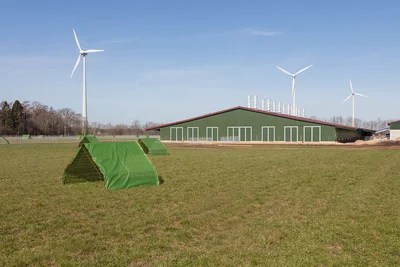 Buitenkant van de stal voor bio-leghennenhouderij