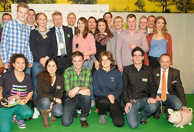 Clip my farm-Preisträger und -Initiatoren stellen sich zu einem Gruppenphoto auf Gruppenphoto der Clip my farm-Preisträger und -Initiatoren