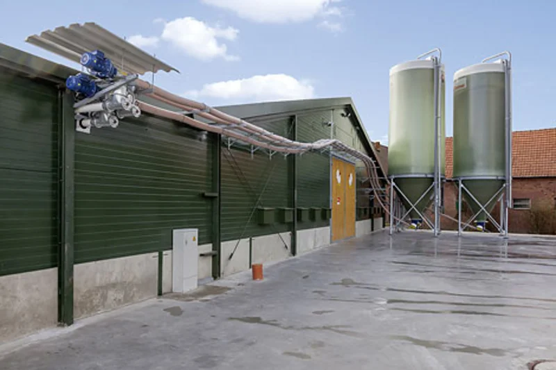 Un transport des aliments du silo jusqu'au système d'alimentation Un transport des aliments du silo jusqu'au système d'alimentation