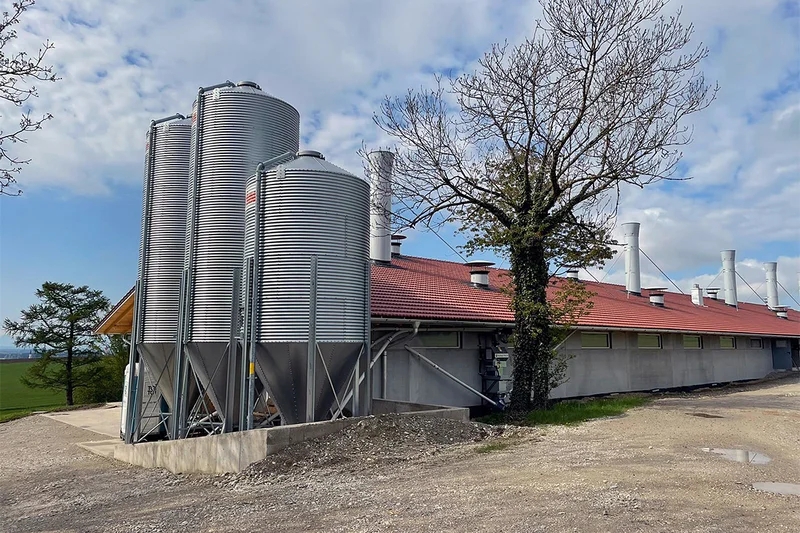 Bio-Hähnchenmast || Neuer Stall für 9.600 Tiere in Oberbayern Der neue Stall auf dem Meier-Hof