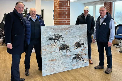 Inauguration de la ferme d’élevage d’insectes : quatre personnes et un tableau Inauguration de la ferme d’élevage d’insectes : quatre personnes et un tableau