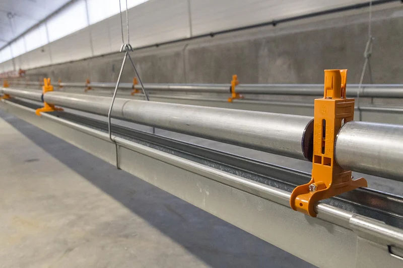 Roll deflector above the chain feeding system 