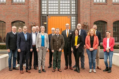 Von links nach rechts: Sven Guericke, Dr. André Vielstädte, Dr. Gerald Otto, Hans-Joachim Harms, Dr. Thomas Dalstein, Prof.in Dr.in Verena Pietzner, Peter Wesjohann, Dr. Bernd von Garmissen, Bernd Meerpohl, Dr.in Barbara Grabkowsky, Lukas Middendorf, Nicole Bramlage, Martin Prang, Dr.in Stefanie Retz Von links nach rechts: Sven Guericke, Dr. André Vielstädte, Dr. Gerald Otto, Hans-Joachim Harms, Dr. Thomas Dalstein, Prof.in Dr.in Verena Pietzner, Peter Wesjohann, Dr. Bernd von Garmissen, Bernd Meerpohl, Dr.in Barbara Grabkowsky, Lukas Middendorf, Nicole Bramlage, Martin Prang, Dr.in Stefanie Retz