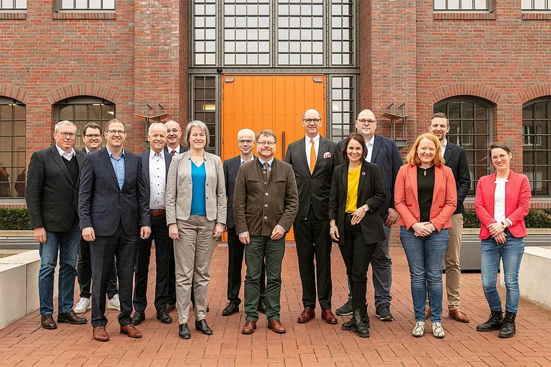 Kammerdirektor Dr. Bernd von Garmissen zu Besuch im Oldenburger Münsterland Von links nach rechts: Sven Guericke, Dr. André Vielstädte, Dr. Gerald Otto, Hans-Joachim Harms, Dr. Thomas Dalstein, Prof.in Dr.in Verena Pietzner, Peter Wesjohann, Dr. Bernd von Garmissen, Bernd Meerpohl, Dr.in Barbara Grabkowsky, Lukas Middendorf, Nicole Bramlage, Martin Prang, Dr.in Stefanie Retz