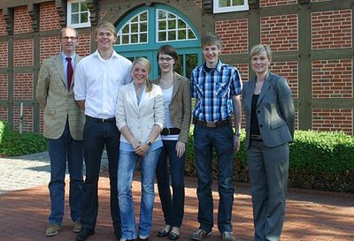 Linus Bocklage, Franka Eissel, Karina Kuhlmann und Jan Diekmann (Mitte, von links) strahlen nach erfolgreich bestandener IHK-Prüfung. Personalreferentin Melanie Wilke und Big Dutchman-Vorstand Bernd Meerpohl freuen sich mit den Prüflingen.