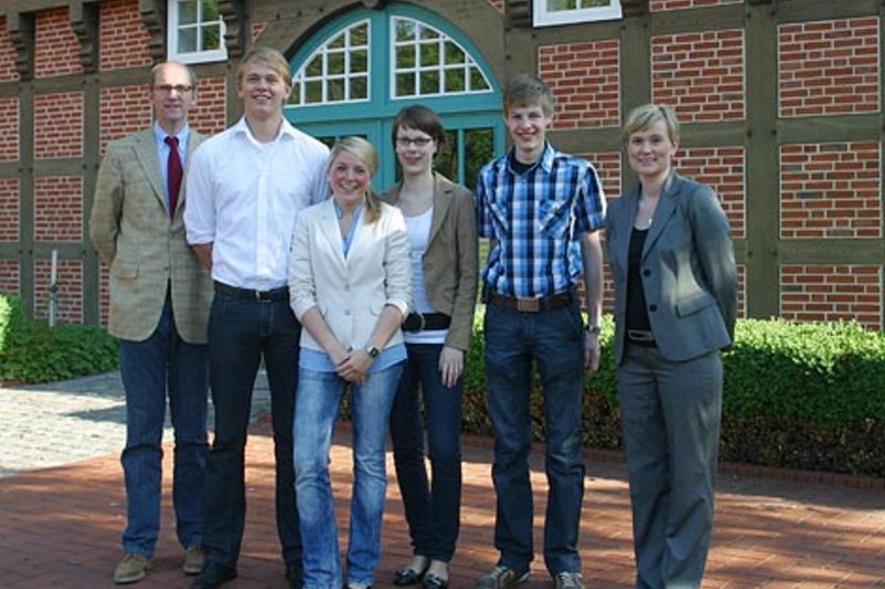 Linus Bocklage, Franka Eissel, Karina Kuhlmann und Jan Diekmann (Mitte, von links) strahlen nach erfolgreich bestandener IHK-Prüfung. Personalreferentin Melanie Wilke und Big Dutchman-Vorstand Bernd Meerpohl freuen sich mit den Prüflingen.