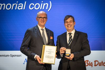 Bernd Meerpohl (left) being awarded the Max Eyth Gold Medal by the DLG board. DLG president Hubertus Paetow handed over medal and certificate 