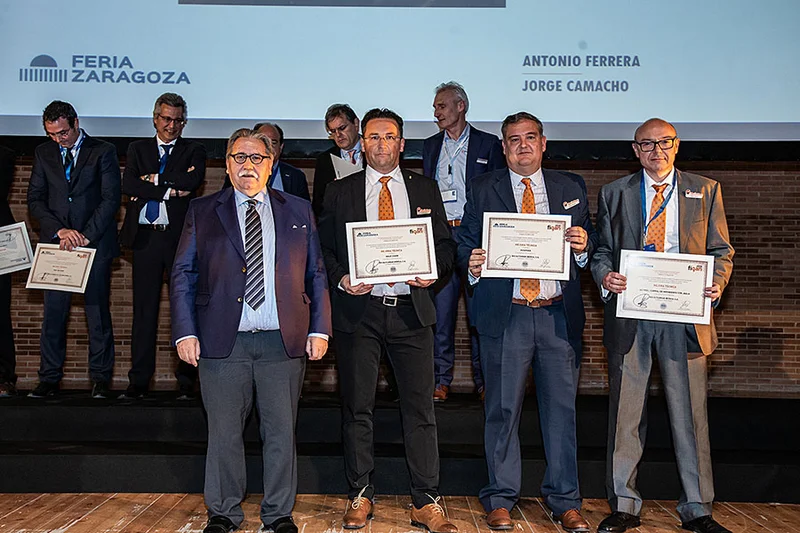 Entrega de premios con cuatro hombres y diplomas en primera fila Entrega de premios con cuatro hombres y diplomas en primera fila