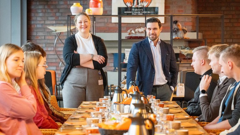 Nina Orywal und Erkul Basaran beim gemeinsamen Frühstück mit den Absolventen. 