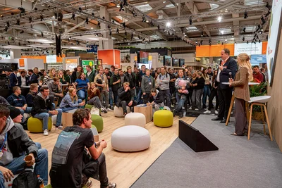 Influencerin Marie Hoffmann moderiert das orange forum Influencerin Marie Hoffmann moderiert das orange forum