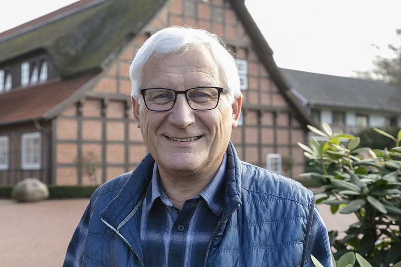 Jubilar vor Bauernhof Jubilar vor Bauernhof
