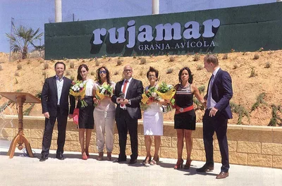 La familia Martínez y representantes de Big Dutchman durante la inauguración