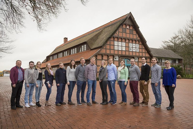 Gruppenfoto mit Azubis auf dem Firmengelände