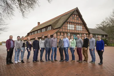 Gruppenfoto mit Azubis auf dem Firmengelände Gruppenfoto mit Azubis auf dem Firmengelände