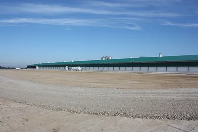 Vista del lado longitudinal de la nave 