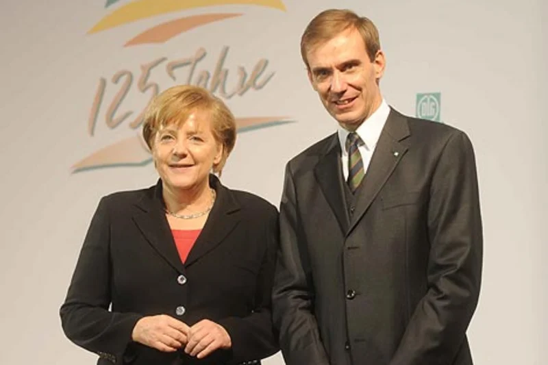 DLG-Präsident Carl-Albrecht Bartmer begrüßte Bundeskanzlerin Dr. Angela Merkel auf der 125-Jahr-Feier der DLG. DLG-Präsident Carl-Albrecht Bartmer begrüßte Bundeskanzlerin Dr. Angela Merkel auf der 125-Jahr-Feier der DLG.