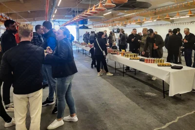 Les invités partagent leurs expériences sur la technique et l'élevage ; des boissons et des collations leur sont servis