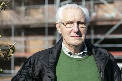 Franz Kathmann vor Baustelle