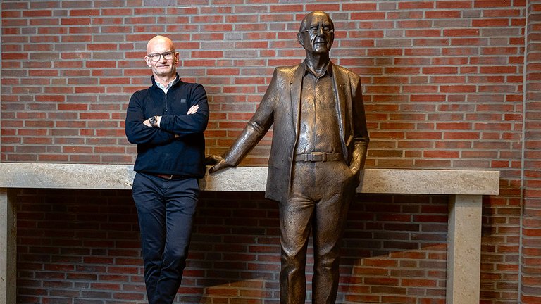 Josef Meerpohl machte Big Dutchman am deutschen Standort zur globalen Erfolgsgeschichte. David Nieuwenhuizen demonstriert seine Wertschätzung für den Pionier an dessen Statue.