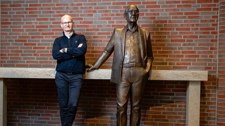 From its location in Germany, Josef Meerpohl turned Big Dutchman into a global success story. David Nieuwenhuizen demonstrates his appreciation for the pioneer next to his statue. From its location in Germany, Josef Meerpohl turned Big Dutchman into a global success story. David Nieuwenhuizen demonstrates his appreciation for the pioneer next to his statue.