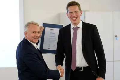 Zwei Männer schütteln sich die Hand. Zwei Männer schütteln sich die Hand.