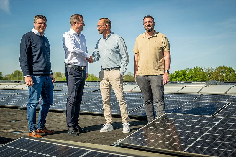 Power-Partnerschaft für Agrarsektor: Big Dutchman & chargecats. Von links nach rechts: Dennis Engelking, Ulf Meyer, Thorsten Hodde und Dennis Logemann (beide chargecats) Power-Partnerschaft für den Agrarsektor: Big Dutchman & chargecats. Von links nach rechts: Dennis Engelking, Ulf Meyer, Thorsten Hodde und Dennis Logemann (beide chargecats)