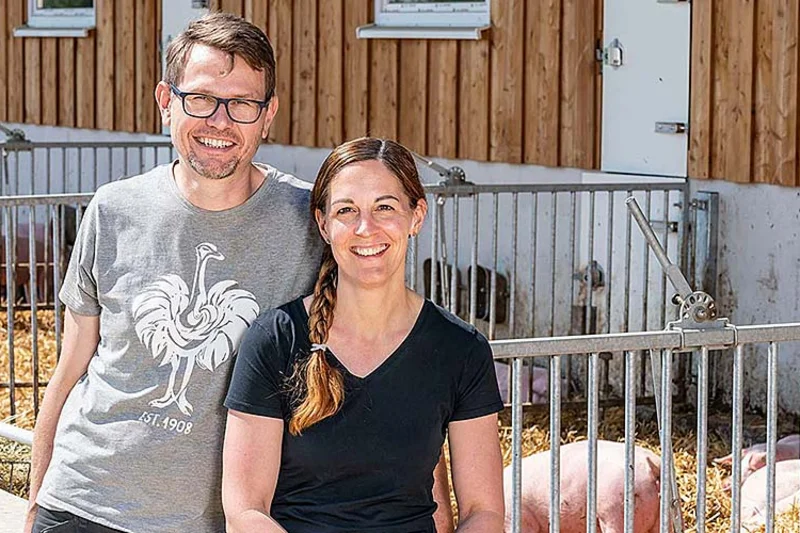 Schweinemast | Ehepaar vor Außenbereich