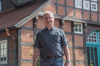 Rolf Büssing vor dem Bauernhaus