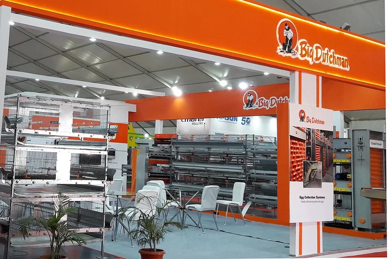 Exhibition stand with exhibits, including cage systems Exhibition stand with exhibits, including cage systems
