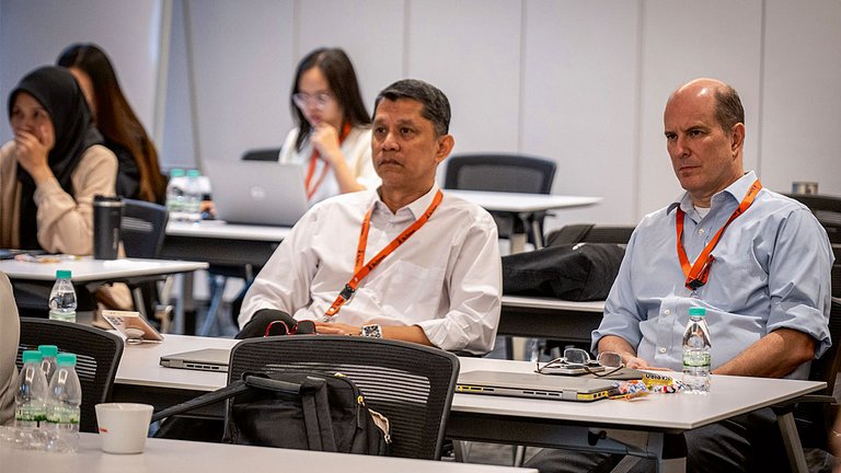 Jörg Assmann, rechts im Bild, ist Big Dutchman-Finanzchef in Asien.