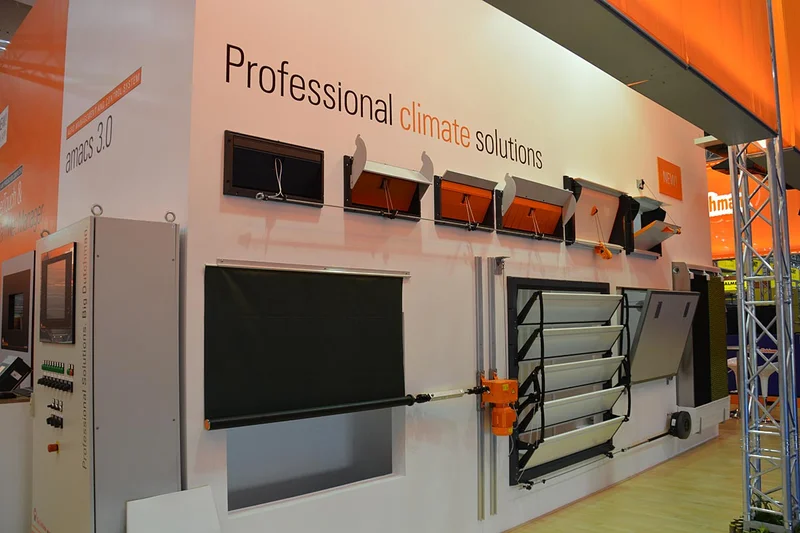 Display with solutions for poultry climate control