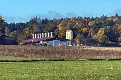 Nave de nueva construcción para engorde de pollos con tecnología (calorífica) adecuada para los animales