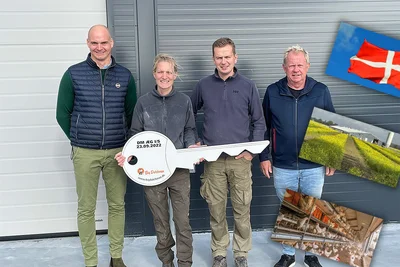 Remise d’une clé symbolique venue d’Allemagne à l’occasion de l’inauguration. De gauche à droite : Sebastian Dierken (Big Dutchman), Ditte et Morten Helsted, Glen Nielsen (Om GN Triova Aps) Remise d’une clé symbolique venue d’Allemagne à l’occasion de l’inauguration. De gauche à droite : Sebastian Dierken (Big Dutchman), Ditte et Morten Helsted, Glen Nielsen (Om GN Triova Aps)