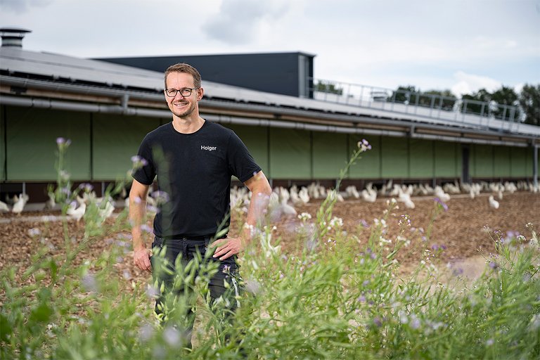 Holger Hogt vor seinem topmodernen Hühnerstall