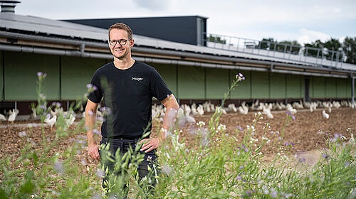 Holger Hogt in front of his modern layer house (© agrarheute)
