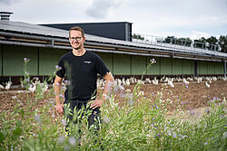 Holger Hogt in front of his modern layer house (© agrarheute)