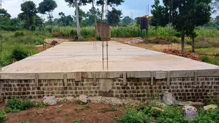 Das Fundament des neuen Stalls ist gelegt. Im Sommer ziehen die ersten Hennen ein. 