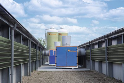 Heat exchanger between two broiler production houses 