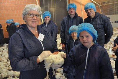 Hähnchenmast live erleben: Besucher im Stall