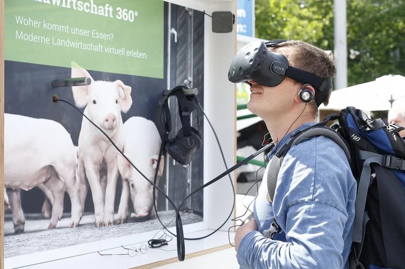 Junger Mann mit Virtual Reality-Brille Junger Mann mit Virtual Reality-Brille