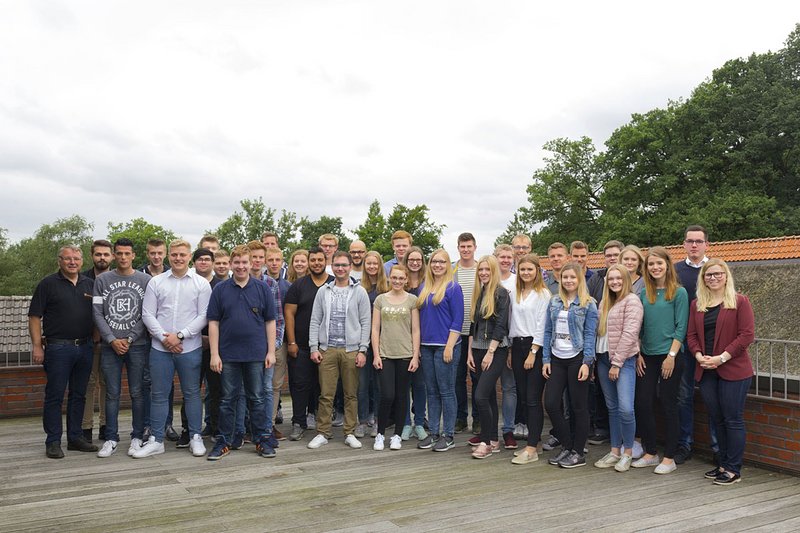 Gruppenphoto: neue Azubis über den Dächern der Unternehmenszentrale in Vechta-Calveslage