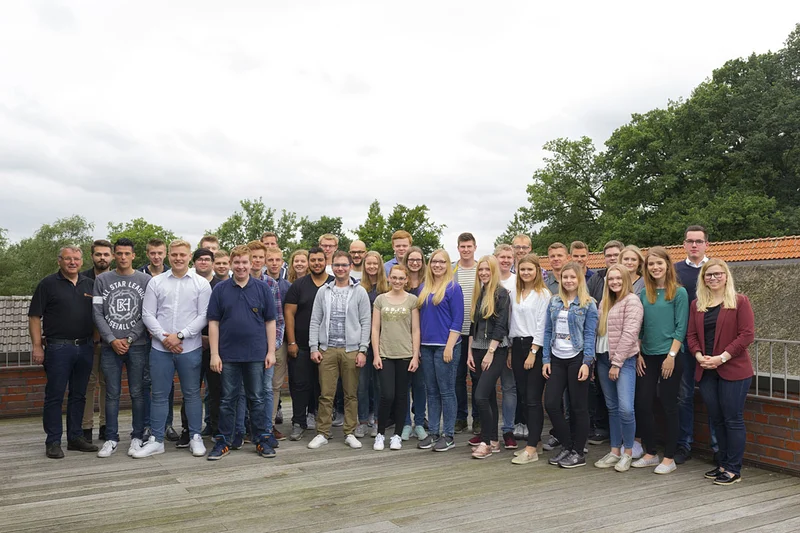 Gruppenphoto: neue Azubis über den Dächern der Unternehmenszentrale in Vechta-Calveslage
