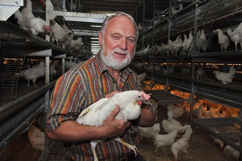 Landwirt Baumeister in seinem neuen Geflügelstall