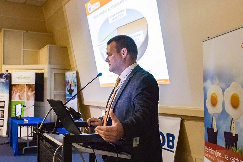 Prezentacja: zintegrowany system wolierowy do odchowu i produkcji jaj oraz robotmyjący Sharky— Michał  Zmitrukiewicz