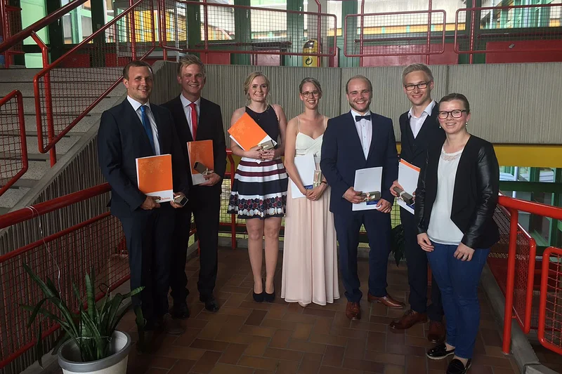 Bachelor-Absolventen in Abendkleidung
