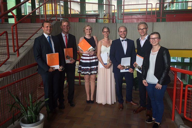 Bachelor-Absolventen in Abendkleidung