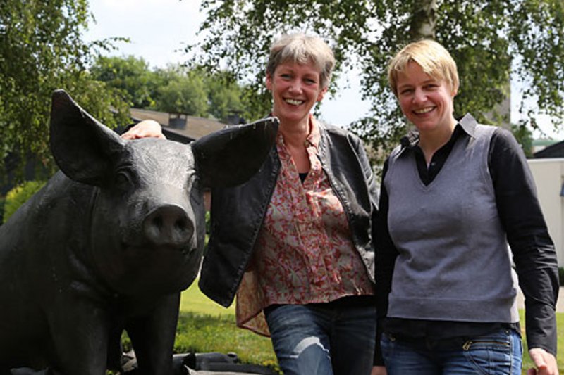 Anita Hoof und Dr. Anne Elkmann laden zur Teilnahme am Projekt "Der neue Maststall" ein