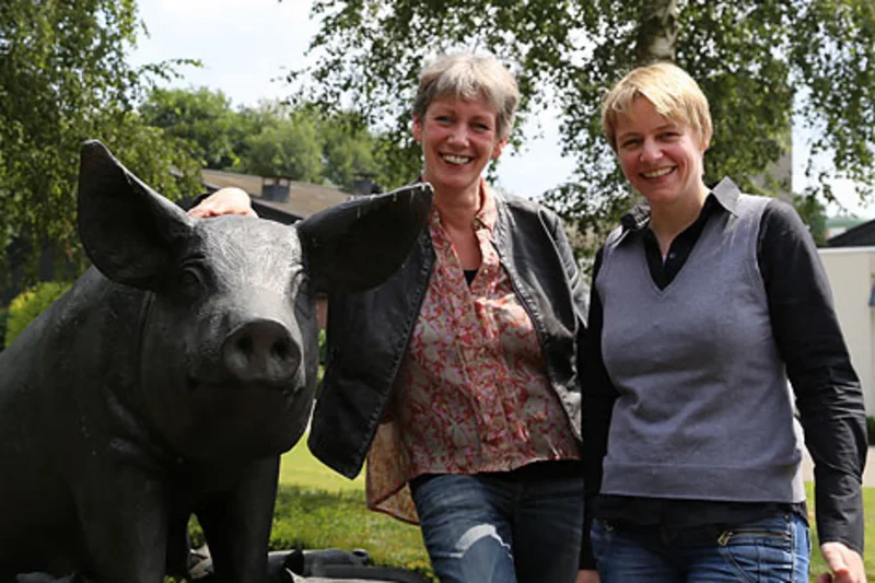 Anita Hoof und Dr. Anne Elkmann laden zur Teilnahme am Projekt "Der neue Maststall" ein Anita Hoof und Dr. Anne Elkmann laden zur Teilnahme am Projekt "Der neue Maststall" ein
