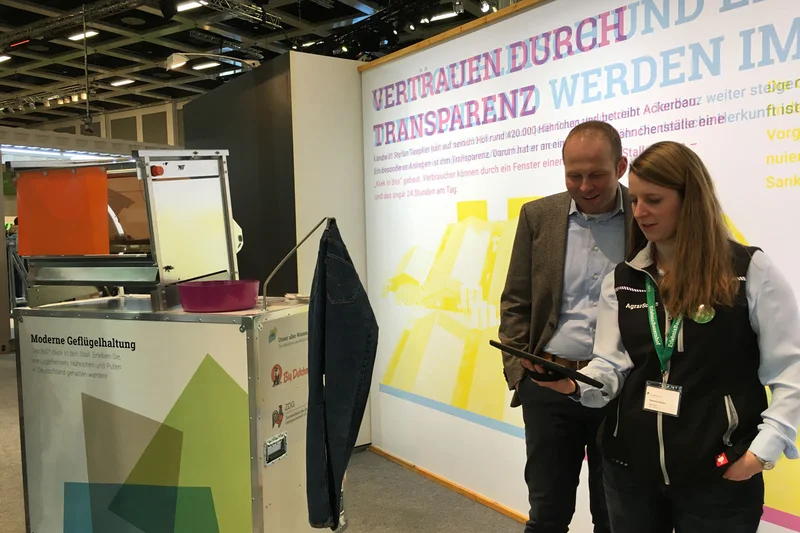 Zwei Personen blicken in ein Tablet. Zwei Personen blicken in ein Tablet.